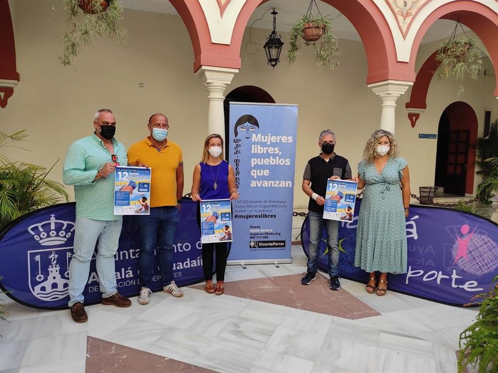 La alcaldesa de Alcalá de Guadaíra, Ana Isabel Jiménez, y la delegada de Deportes, Rocío Bastida, han presentado este jueves la acción solidaria.