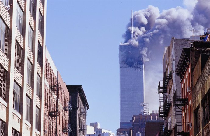 Archivo - Una de las dos Torres Gemelas tras los atentados del 11-S