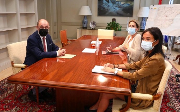 El presidente del Gobierno de Aragón, Javier Lambán, se reúne con la ministra de Transportes, Raquel Sánchez, y la secretaria de Estado Isabel Pardo de Vera.