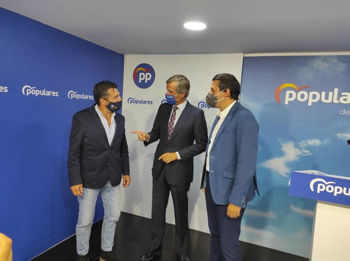 González Terol (centro), entre Martín y Bellido, en la sede del PP de Córdoba.