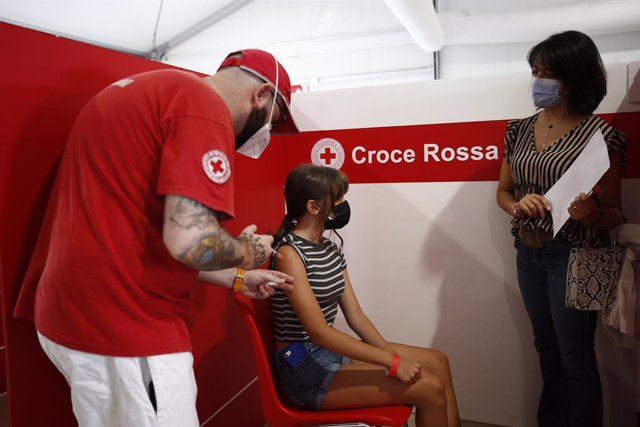 16 August 2021, Italy, Rome: A girl receives a dose of Covid-19 vaccine at a vaccination centre in Roma Termini station, as Italy started to prioritise Coronavirus vaccinations for those aged between 12 and 18. Photo: Cecilia Fabiano/LaPresse via ZUMA Pre