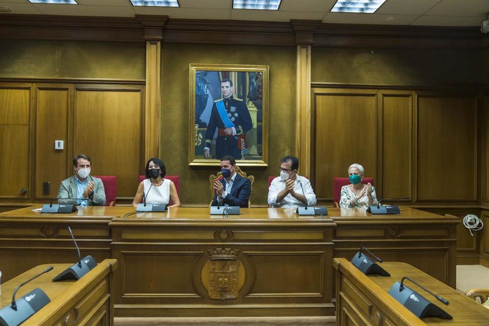 El presidente de Diputación, Javier Aureliano García, despide a funcionaria por jubilación Pepa Balsells.