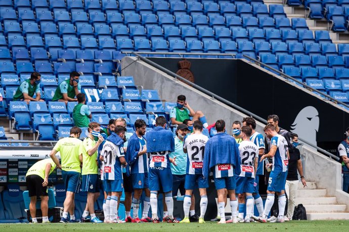 Archivo - Players of Espanyol take a break during the spanish league, LaLiga, football match played between RCD Espanyol and SD Eibar at RCDE Stadium on July 12, 2020 in Barcelona, Spain.
