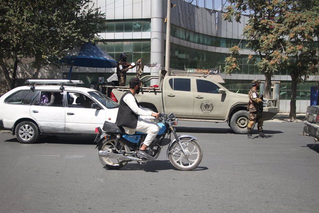 Vehículos una calle de Kabul