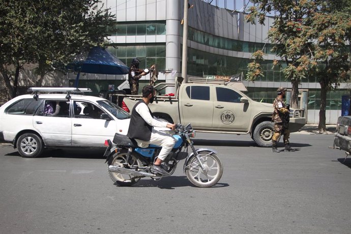 Vehículos una calle de Kabul
