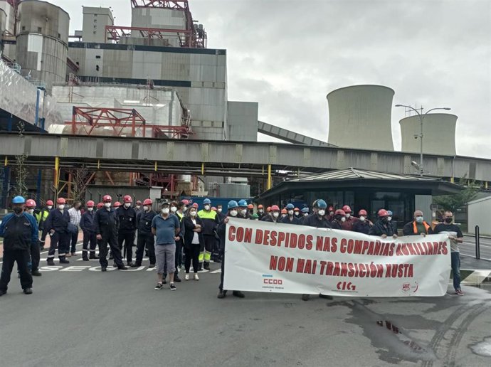 Trabajadores de la industria auxiliar y delegados sindicales celebran una protesta ante Endesa