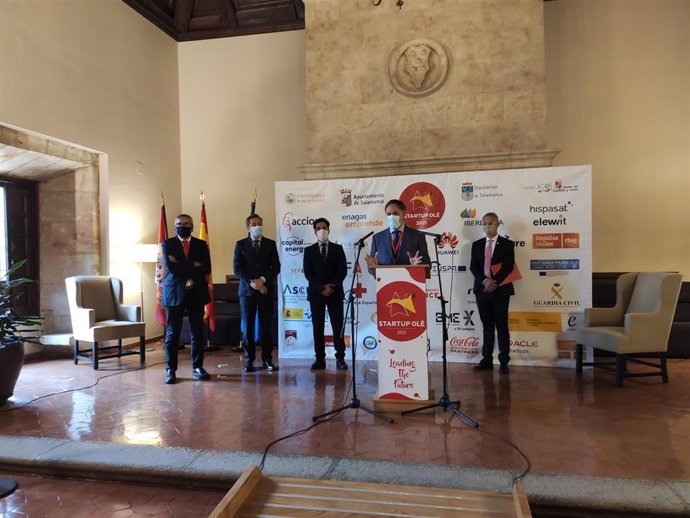 El alcalde de Salamanca, Carlos García Carbayo, atiende a los medios de comunicación en Startup Olé.