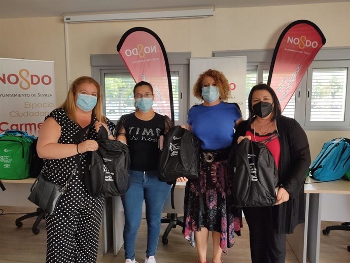 Entrega de mochilas y material escolar a familias con escasos recursos del Distrito Este-Alcosa-Torreblanca.