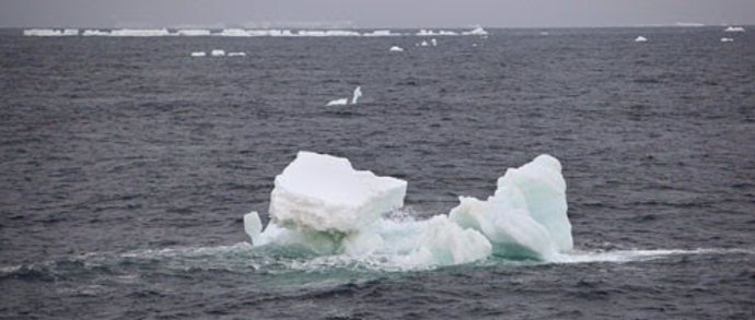 Un iceberg de hielo en la Antártida.