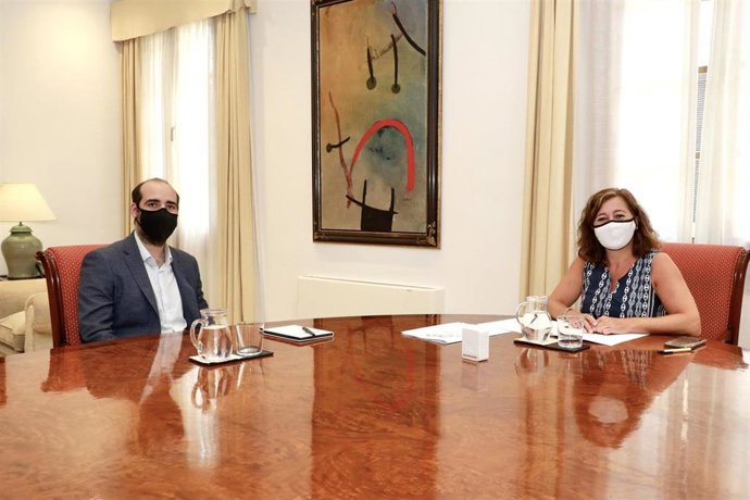 El portavoz parlamentario de Unidas Podemos, Alejandro López, durante una reunión en el Consolat de Mar con la presidenta del Govern, Francina Armengol.