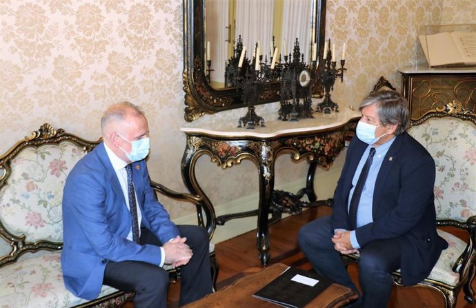 El presidente del Parlament, Vicen Thomas, reunido con el doctor Jaume Carot Giner, rector de la Universitat de les Illes Balears (UIB)