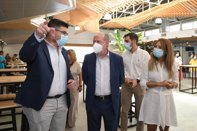 Villalobos y el alcalde de El Viso en la plaza de abastos