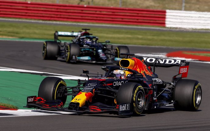 Archivo - 33 VERSTAPPEN Max (nld), Red Bull Racing Honda RB16B, action 44 HAMILTON Lewis (gbr), Mercedes AMG F1 GP W12 E Performance, action during the Sprint Race of Formula 1 Pirelli British Grand Prix 2021, 10th round of the 2021 FIA Formula One Worl