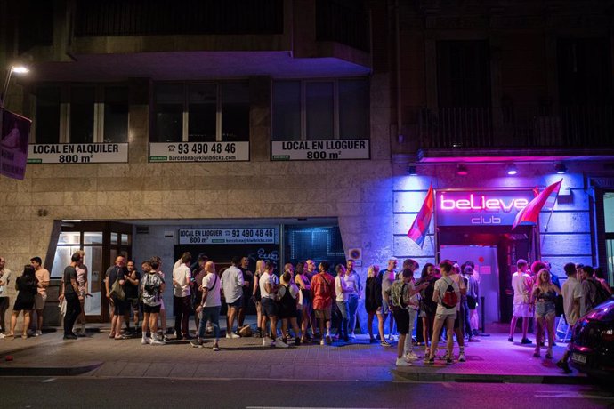 Archivo - Jóvenes hacen cola para entrar a una discoteca, a 27 de junio de 2021, en Barcelona, Catalunya (España).