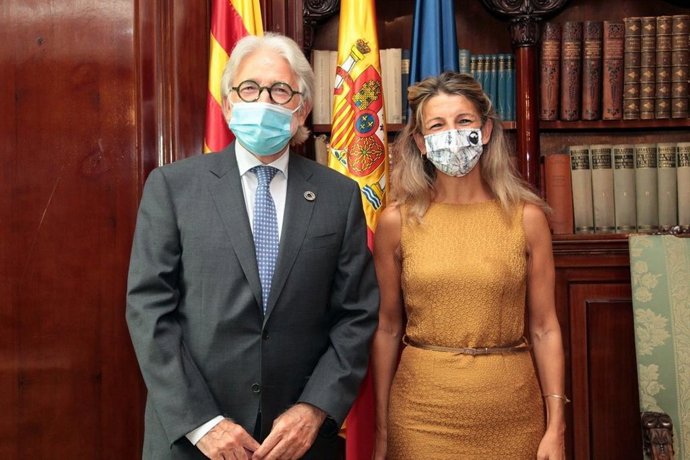 El presidente de Foment del Treball, Josep Sánchez Llibre, con la vicepresidenta del Gobierno y ministra de Trabajo y Economía Social, Yolanda Díaz, en la sede de la patronal
