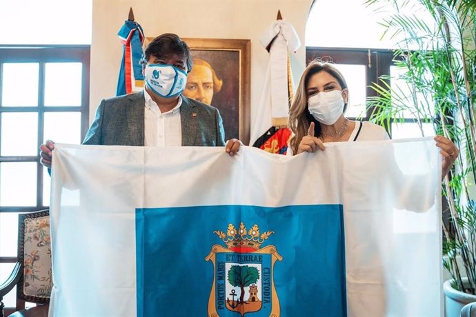 La alcaldesa de Santo Domingo (República Dominicana), Carolina Mejía, junto al alcalde de Huelva, Gabriel Cruz.