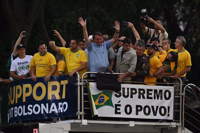 07 September 2021, Brazil, Sao Paulo: Jair Bolsonaro (C), president of Brazil, greets his supporters after a speech on Independence Day. Tens of thousands of people demonstrated in Brazil on Independence Day, brandishing anti-democratic slogans in a show 