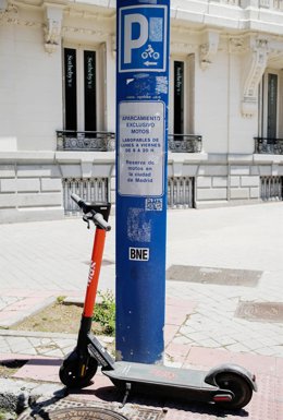 Archivo - Un patinete estacionado en una calle céntrica de Madrid, a 9 de junio de 2021, en Madrid (España). Los controladores del Servicio de Estacionamiento Regulado (SER) llevan impuestas 38.050 denuncias hasta el 31 de mayo. La mayoría, 29.613, han si