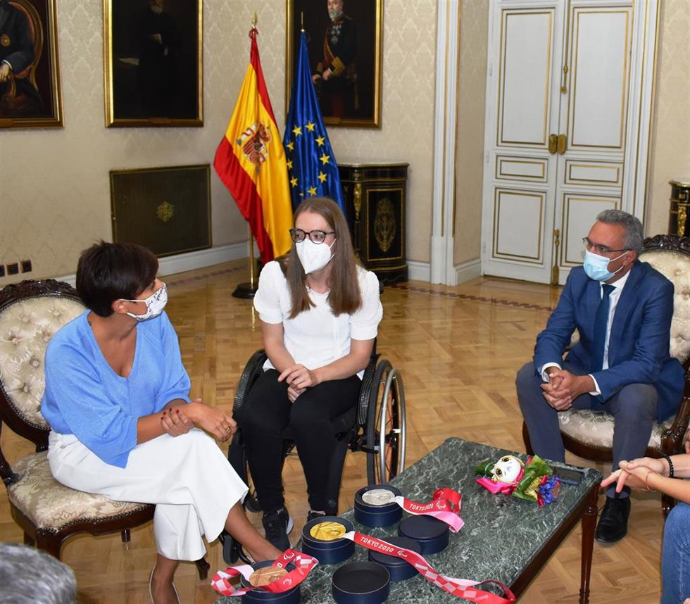 La ministra de Política Territorial, Isabel Rodríguez; la nadadora burgalesa Marta Fernández y el delegado del Gobierno en Castilla y León, Javier Izquierdo.