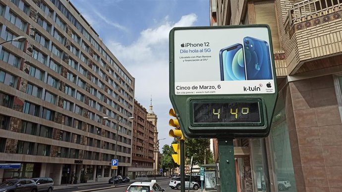 Un termómetro marca 44C en agosto en Zaragoza.