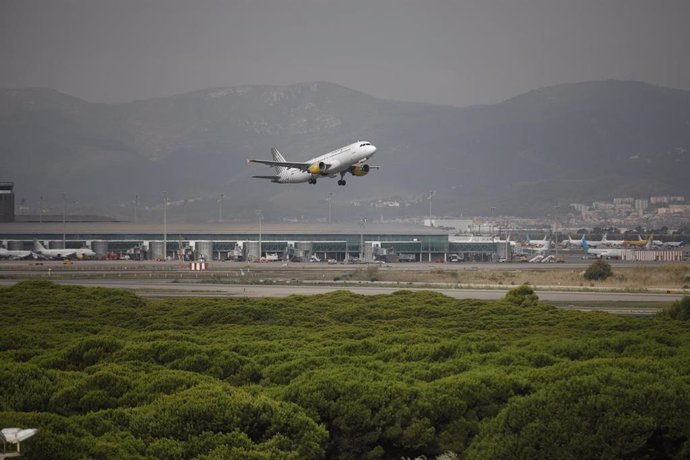 Un avión vuela por el espacio protegido de la Ricarda, en El Prat de Llobregat, a 9 de septiembre de 2021