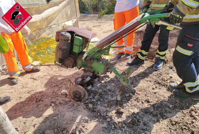 Bomberos rescatan a un hombre que había quedado atrapado debajo de una mula mecánica en Torrevieja (Alicante)