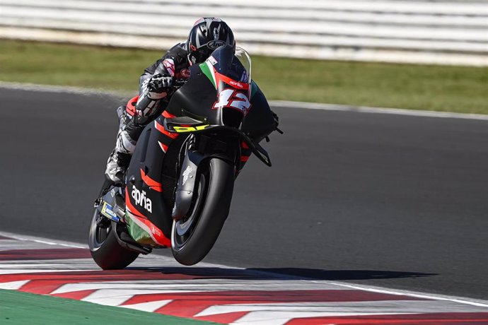El piloto español de MotoGP Maverick Viñales en su debut con Aprilia, en el test privado en el circuito de Misano el 31 de agosto de 2021