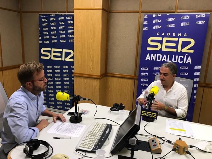 Elías Bendodo (d.), durante la entrevista con Fernando Pérez Monguió (i.), este jueves