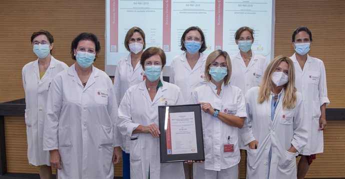 Trabajadoras del servicio de Anatomía Patológica del Complejo Hospitalario de Navarra con el certificado de calidad ISO 9001:2015