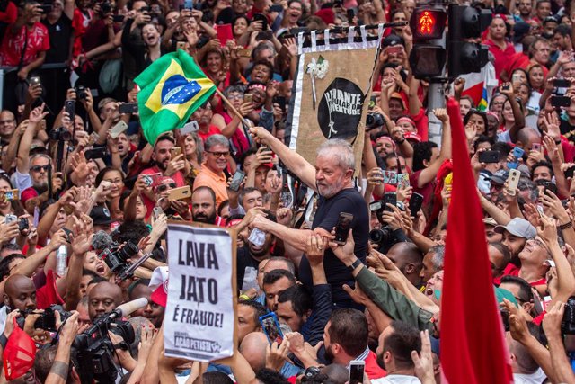 Archivo - 09 November 2019, Brazil, Sao Paulo: Former Brazilian President Lula da Silva (C) takes part in demonstration at the Metallurgists Union a day after being released from prison, after 580 days in jail, following a supreme court decision that dete