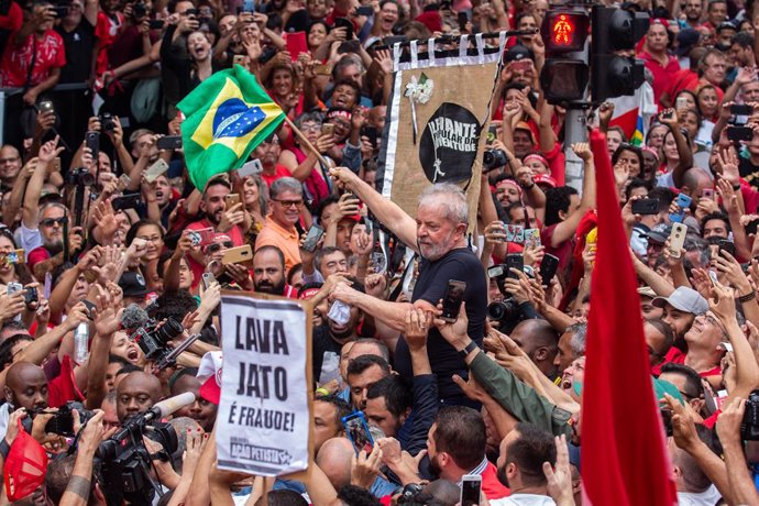 Archivo - 09 November 2019, Brazil, Sao Paulo: Former Brazilian President Lula da Silva (C) takes part in demonstration at the Metallurgists Union a day after being released from prison, after 580 days in jail, following a supreme court decision that de