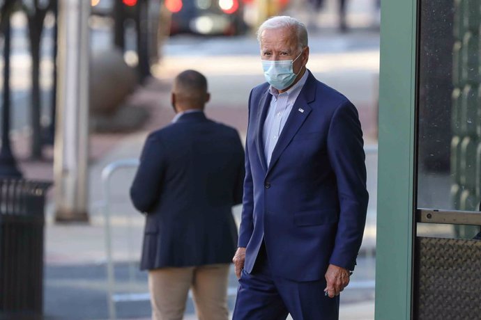 Archivo - 03 October 2020, US, Wilmington: Democratic Presidential candidate Joe Biden wearing a face mask leaves The Queen Theater after a visit during his campaign tour. Photo: Saquan Stimpson/ZUMA Wire/dpa