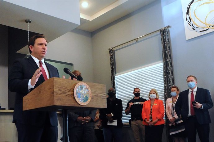 Archivo - 17 July 2020, US, Apopka: Governor of Florida Ron DeSantis speaks during a press conference at Wellington Park Apartments to announce the release of 75 US million dollars in funding from The Coronavirus Aid for local governments to provide ren