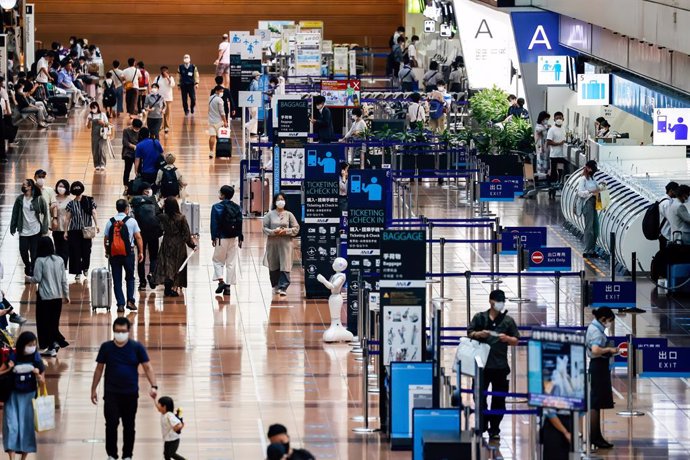 16 August 2021, Japan, Tokyo: Passengers walk at Tokyo International Airport, commonly known as Haneda Airport. Tokyo is currently under a fourth coronavirus state of emergency set to last until 31 August. Photo: James Matsumoto/SOPA Images via ZUMA Pre