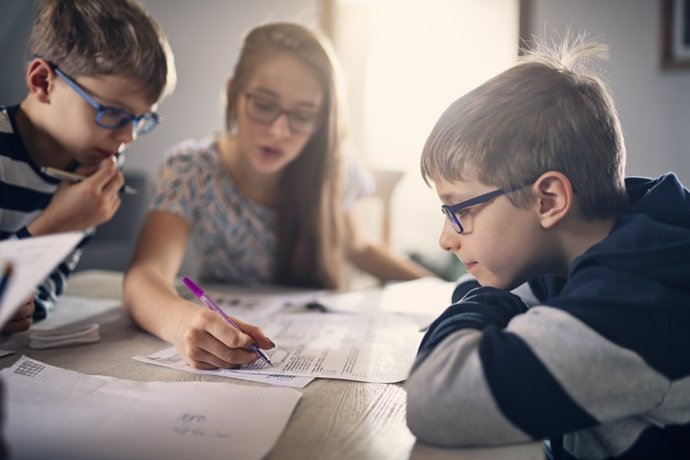 Archivo - Niños con gafas