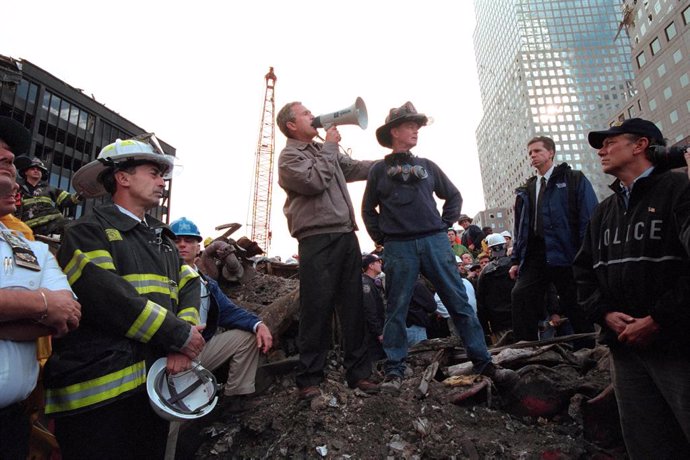 Archivo - George W. Bush entre los escombros de la Torres Gemelas
