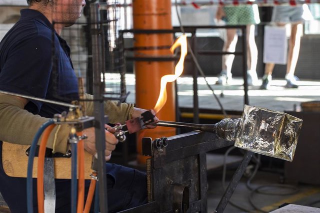 Un vidriero trabajando en la Real Fábrica de Cristales de La Granja