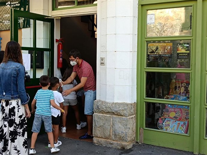 Alumnos entrando al CRA 'Alto Cidacos' de Arnedillo en el primer día del curso escolar en La Rioja