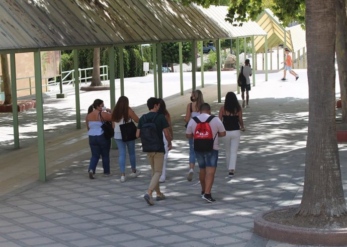 Estudiantes en el Campus Las Lagunillas.