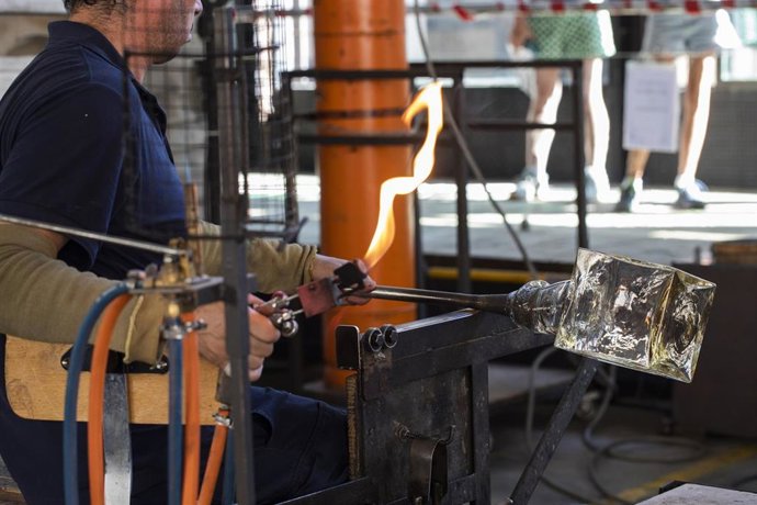 Un vidriero trabajando en la Real Fábrica de Cristales de La Granja