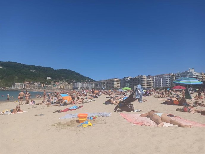 Archivo - Playa de La Zurriola en San Sebastián.