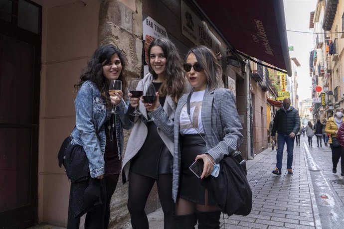 Archivo - Tres chicas con copas de vino durante el primer día de reapertura de la hostelería en Logroño 