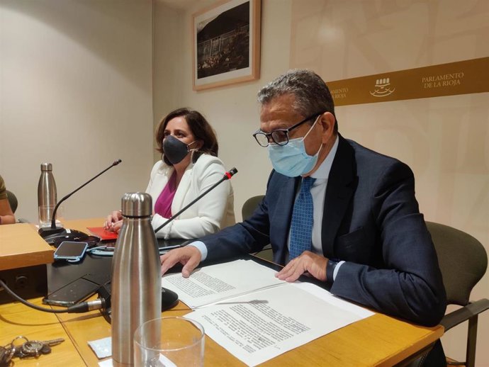 Comparecencia de prensa del consejero de Hacienda, Celso González, y la portavoz de IU, Henar Moreno