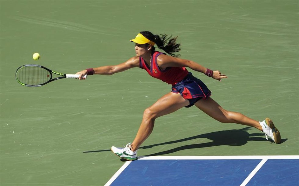Emma Raducanu devuelve una pelota durante un partido del US Open 2021