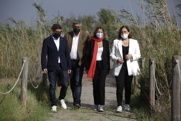 (I-D) El alcalde de El Prat, Lluís Mijoler; el director del Centre de Recerca Ecolgica i Aplicacions Forestals (Creaf), Joan Pino; la vicepresidenta segunda y ministra de Trabajo y Economía Social, Yolanda Díaz y la alcaldesa de Barcelona Ada Colau, du