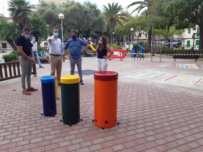 El alcalde de Palma, José Hila, y la regidora de Infraestructuras y Accesibilidad, Angélica Pastor, visitan la plaza Alexander Fleming.