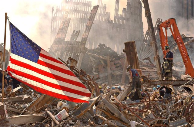 Archivo - Una bandera estadounidense entre los restos de las Torres Gemelas tras los atentados del 11-S