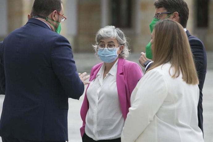 La alcaldesa de Gijón, Ana González, junto a otras autoridades, entre ellas el presidente del Principado, Adrián Barbón, en Laboral Ciudad de la Cultura, en Gijón (Archivo)