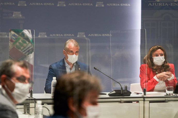 La consejera de Salud del Gobierno Vasco, Gotzone Sagardui, y el lehendakari, Iñigo Urkullu, durante una reunión del Comité Asesor del Plan de Protección Civil de Euskadi (LABI)