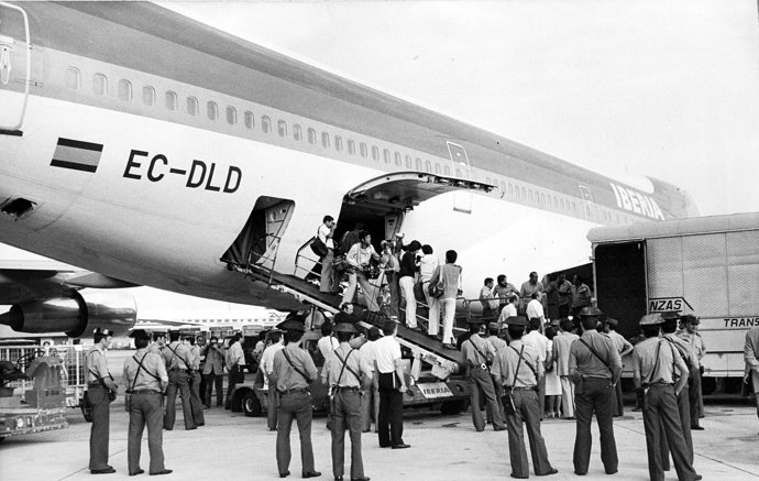 Traslado del 'Guernica' en un avión de Iberia.